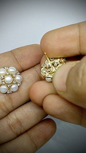 Boucles d'oreilles clous en alliage plaqué or avec perles imitation fleur, bijoux de mariée classiques pour femme - Product Image 3