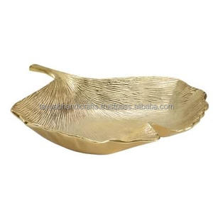 Vente en gros de plateaux de service décoratifs de luxe en forme de feuille en métal plateau de décoration intérieure avec finition dorée d'Inde - Product Image 3