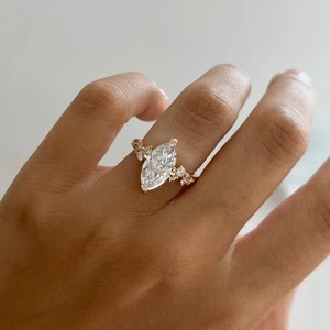 Bague en or jaune 14 carats avec diamant de laboratoire taille marquise 2,50 carats et pierres latérales en grappe – Vente en gros - Product Image 2