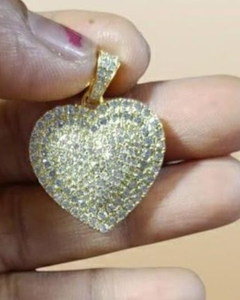 จี้รูปหัวใจประดับเพชรโมอิสซาไนต์แบบฝังเต็ม ดีไซน์ฮิปฮอป วัสดุเงินแท้ 925 สำหรับผู้หญิง นักร้องแร็ปเปอร์ จี้แบบฝังเพชรเต็มชิ้น เหมาะสำหรับเป็นของขวัญ - Product Image 1