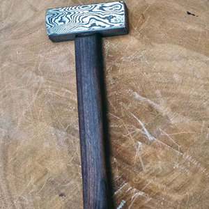 Marteau de forgeron Viking artisanal en acier Damas, qualité industrielle, manche antidérapant, design bois-acier, pour atelier de fabrication de couteaux, OEM - Product Image 3
