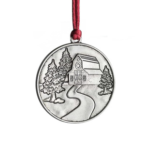 Granero navideño en miniatura-Adorno colgante de cristal rústico impreso UV de alta calidad hecho a mano para árbol - Product Image 1