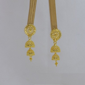 Boucles d'oreilles Jhumka indiennes pour femmes, style ethnique vintage, dorées, rondes, perlées, en alliage royal plaqué or - Product Image 4