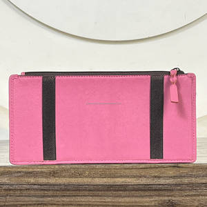 Organizador de Visera para Auto en Cuero Repujado Hecho a Mano con Bolsillo con Cremallera, Porta Tarjetas y Gafas de Sol, Accesorio para Auto - Product Image 5