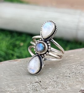 Bague ouverte triple pierre en argent sterling 925, faite à la main, avec pierres naturelles de lune arc-en-ciel et labradorite, vente en gros - Product Image 1