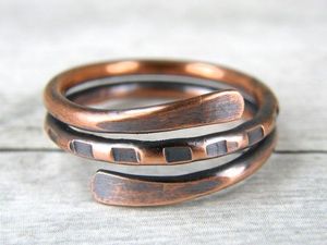 Bague de mariage artisanale en cuivre pur, création antique, pour homme et femme, texture rustique, ouverte et ajustable, fabriquée dans [lieu de fabrication] - Product Image 3
