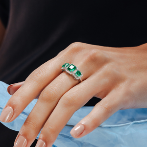 แหวนหมั้นทองคำ 18K ประดับมรกตและเพชรสามเม็ด รับรองโดย IGI - Product Image 1