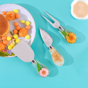 Trio de couteaux à fromage en résine artisanale, ensemble de 3 pièces fabriqué à la main, lames en acier inoxydable, pour servir, recevoir, offrir en cadeau (bordure bleu-ceruleen) - Product Image 3
