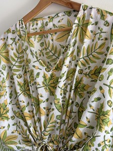 Robe longue kaftan élégante en coton jaune à imprimé floral pour femme, style bohème, avec ceinture à nouer, idéale pour la plage ou comme cache-maillot. - Product Image 5