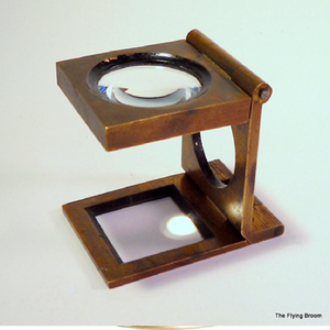 Microscopio monocular alto de latón de estilo antiguo con trípode; exquisito artículo de colección científico disponible a precios de mayorista. - Product Image 3