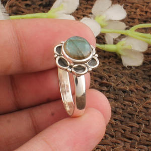 Bague en labradorite naturelle, argent sterling 925, pierre précieuse bleue effet feu, style vintage classique, artisanale, argent oxydé, pour femme, idéale pour les fêtes - Product Image 1