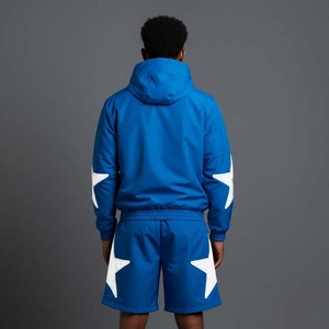 Ensemble de survêtement bleu à capuche pour homme avec écussons étoiles blanches et logo imprimé sur le devant, style sportif, idéal pour le printemps - Product Image 2