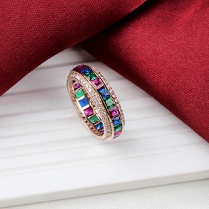 Vente en gros de bagues éternité en argent sterling 925 plaqué or rose avec zircone cubique multicolore sertie sur le bord, Memoria Jewels - Product Image 3