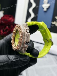 Reloj de Lujo Iced Out con Correa de Goma Verde Neón, Bisel de Moissanita, Pantalla Analógica Digital, Unisex, Estilo Bust Down - Product Image 4