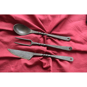 Ensemble de couverts médiévaux, ustensiles de table d'inspiration traditionnelle, collection de couteaux, fourchettes et cuillères en acier inoxydable avec un design élégant - Product Image 4