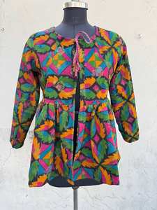 เสื้อแจ็คเก็ตสั้นผ้าฝ้ายคันธาแบบไม่มีแขน ตกแต่งด้วยลายดอกไม้ปักมือและงานฝีมือแบบดั้งเดิมของอินเดีย - Product Image 2