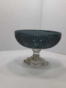 Cuenco de cristal verde con diseño acanalado y base cuadrada, florero contemporáneo para mesa - Product Image 2