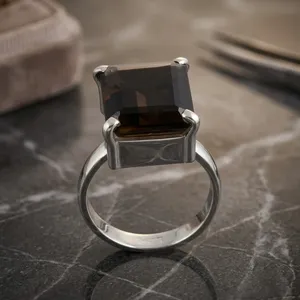 Bague de cocktail moderne pour femme avec pierre de quartz fumé taille émeraude dans un serti à griffes en argent 925 - Product Image 4