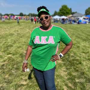 AKA Green Premium Shirt Femmes Lettre Grecque Brodée Rose Garniture Ras Du Cou Haute Qualité Casual Top - Product Image 3