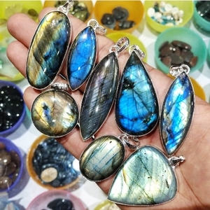 Pendentif en labradorite multicolore en gros, bijoux faits à la main, serti en argent classique, cadeau idéal pour mariages - Product Image 1
