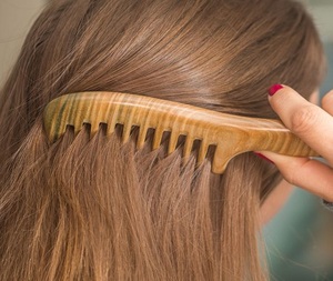 Peine de Dientes Anchos Personalizado al por Mayor, Peine de Pelo de Bambú Ecológico y Económico - Product Image 5