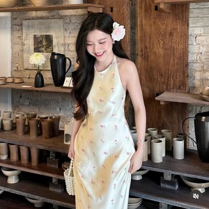เดรสยาวทรงเข้ารูปสำหรับผู้หญิง ผ้าชีฟองสีขาวลายดอกไม้ คอวี เปิดหลัง แต่งโบว์ ระบายอากาศได้ดี เหมาะสำหรับงานทางการ ฤดูใบไม้ผลิ/ฤดูร้อน ผลิตแบบ OEM ODM ผ้าไหม/ผ้าฝ้าย - Product Image 1