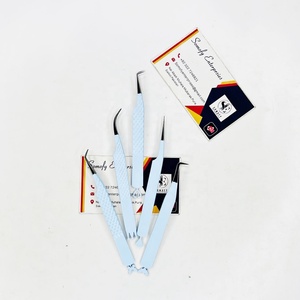 Pinzas para pestañas Somofy Enterprises Precision, color azul cielo, con diseños en la parte inferior, de acero inoxidable, color morado, punta suave. - Product Image 3