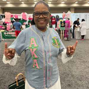 Camiseta de Béisbol de Mezclilla AKA para Mujer, con Letras Griegas Bordadas, Cierre de Botones, Deportiva, de Primera Calidad, Informal - Product Image 6