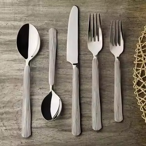 Ensemble de couverts en acier inoxydable de designer, conçu pour une expérience culinaire et de table haut de gamme - Product Image 6