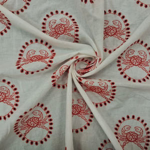 Tela de algodón blanca bordada con motivos marinos de cangrejo rojo, ideal para confección de vestidos, ligera y tejida, en oferta. - Product Image 1
