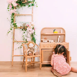 Chaise en rotin tressé pour poupée, chaise de salle à manger pour poupée, jouet pour filles, design personnalisable. - Product Image 3