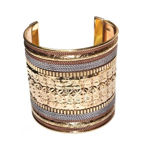 Bracelet manchette large africain en laiton – Manchette tribale multi-tones faite à la main avec motifs gravés – Bijou audacieux et tendance – Vente en gros - Product Image 2