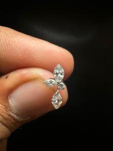Boucles d'oreilles pendantes classiques en diamants marquise et poire en or 14 carats avec clou fileté Echo de 10 mm - Product Image 5