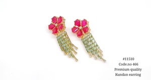 Boucles d'oreilles pendantes Kundan 11510, plaquées or, en laiton, bijoux fantaisie, motif fleur, avec pompon en rubis verts, pour mariage et fêtes. - Product Image 6