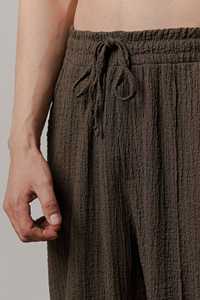 Servicio OEM, Pantalones Deportivos de Color Sólido para Hombre, Pantalones de Salón Marrón Oscuro, Pantalones Deportivos Texturizados de Corte Holgado y Suave, Fabricación en Pakistán - Product Image 3