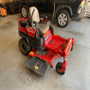 Cortadora de césped Gravely de 52 pulgadas con giro cero y motor de 23 HP diseñada para un corte rápido y potente que ofrece un control suave. - Product Image 3