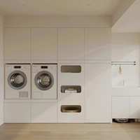 Armoire de buanderie moderne blanche Senger avec niches intégrées pour lave-linge et sèche-linge et étagère à panier à linge extractible