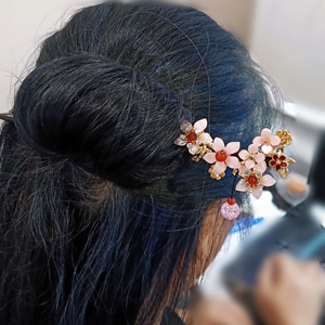 กิ๊บติดผมไม้สไตล์วินเทจประดับด้วยลูกปัดกลีบดอกไม้พลาสติกและพู่ห้อยหรูหรา - เครื่องประดับเอเชียสุดหรู - Product Image 6