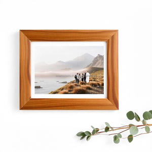 Capture recuerdos con estilo con un marco de fotos de madera de acacia rústico perfecto para bodas, oficinas familiares y pantallas de mesa - Product Image 3