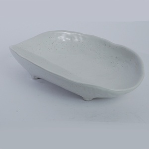 Assiette de service ovale en céramique ondulée ivoire moucheté, design Japandi, faite à la main, passe au lave-vaisselle, pour restaurant, café, HORECA, vaisselle de table - Product Image 1