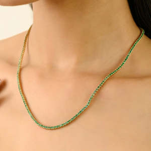 Collar de cuentas finas de oro de 14 quilates estilo Art Déco con esmeralda verde intensa de 6.82 quilates - Product Image 1