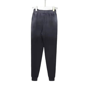 Conjunto deportivo moderno y sencillo, diseñado para el estilo de vida actual, con tela de algodón suave, ligero y de corte relajado. - Product Image 6
