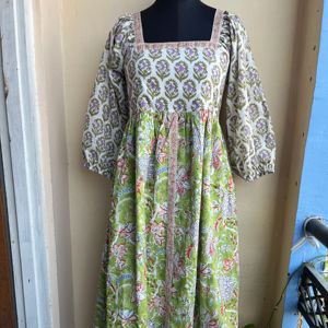 Robe d'été en coton à col carré pour femme, imprimé artisanal, longueur midi, style bohème décontracté, faite à la main, produit en gros - Product Image 1