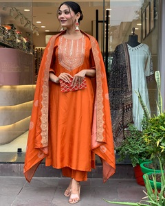Ensemble Kurti et pantalon pour femme en soie Chanderi brodée de qualité supérieure, couleur orange, avec dupatta à imprimé numérique. - Product Image 2