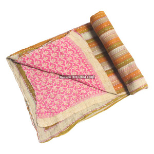 Cubrecama de Algodón Estampado Floral Vintage Indio, Manta Kantha, Manta Reversible India Cosida a Mano, Manta Pesada de Sari Antiguo - Product Image 2