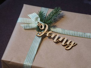 Etiqueta de Madera Personalizada con Nombre, Corte Láser, Decoración Navideña, Estilo Rústico, para Exhibición en Mesa Festiva - Product Image 1