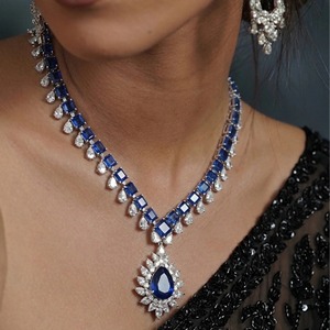 Collier élégant pour femme avec pendentif saphir, perles en cristal taille poire et taille radiant, chaîne en argent 925 et moissanite - Product Image 2