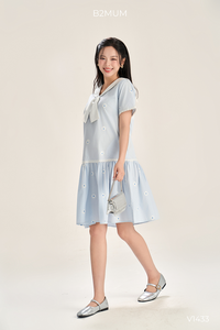 Robe de maternité B2 MUM V1433 bleue avec motifs floraux brodés, en lin doux, écologique, respirante, silhouette trapèze - Product Image 2