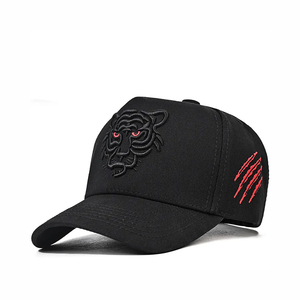 Gorra de Béisbol Negra de 6 Paneles con Logotipo Rojo, Cierre Ajustable con Velcro, Estilo Urbano para Hombre, Tela de Malla con Decoración Desgarrada - Product Image 5