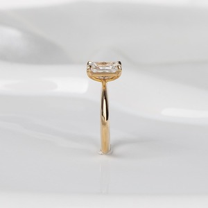 แหวนเพชรทรงรัศมี 1.5 กะรัต สร้างในห้องปฏิบัติการ ดีไซน์หรูหรา พร้อมวงแหวนรอบนอกแบบซ่อน ตัวเรือนทองคำขาว 14K รับรองโดย IGI เหมาะสำหรับเป็นแหวนหมั้นหรือแหวนครบรอบสำหรับเธอ - Product Image 2